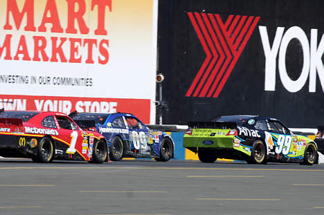 Jan Magnussen i #09 mellem Carl Edwards #99 og Jamie McMurray #1 en halv omgang før påkørslen.